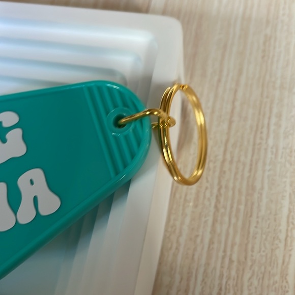 Dog Mama hotel style key chain with gold colored metal. - Picture 4 of 4